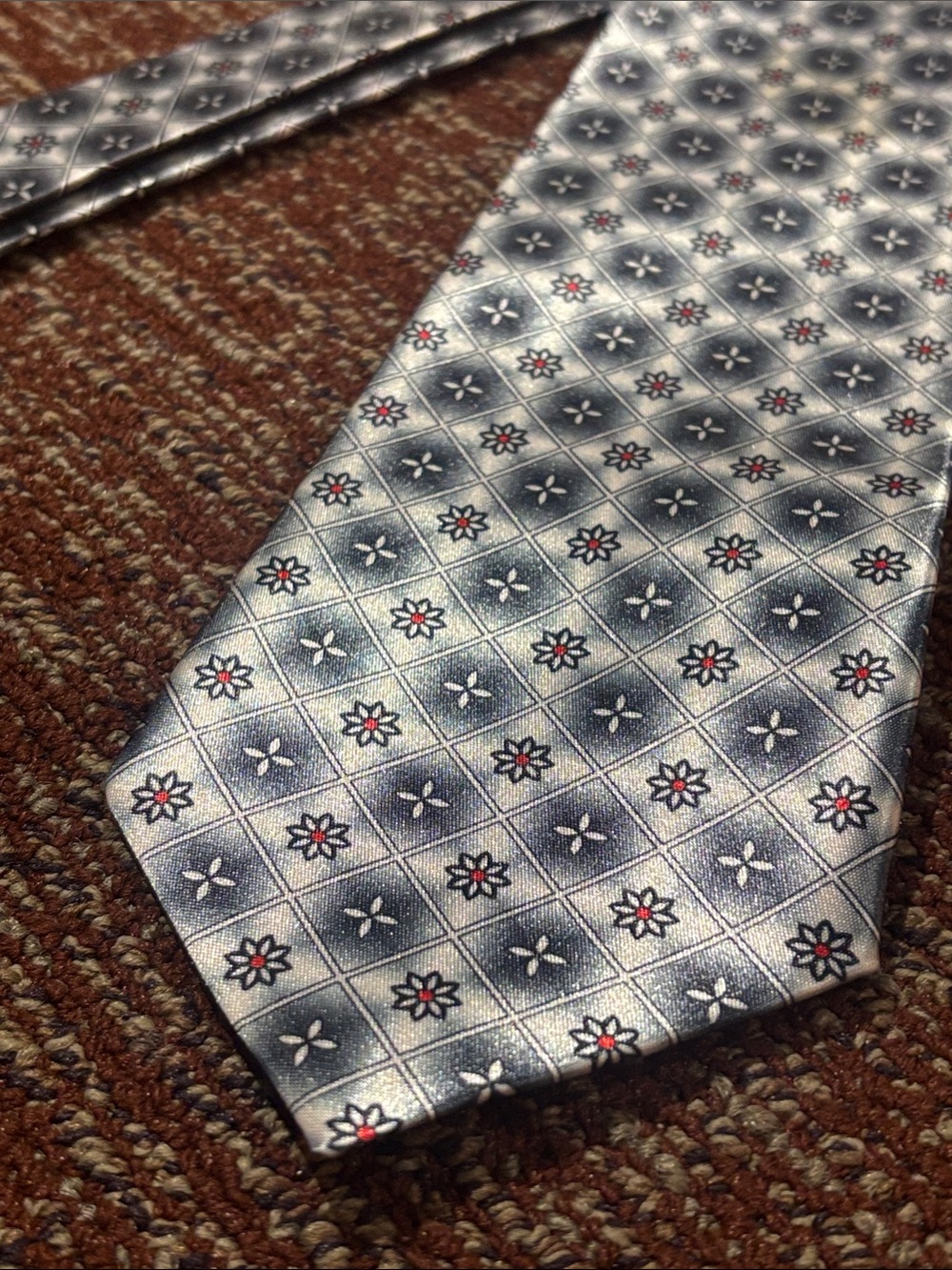 Men’s satin shiny silver grey floral geometric print wide vintage dressy necktie - Picture 1 of 10
